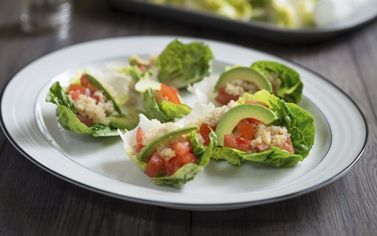 Barquitos de lechuga con quinoa y aguacate