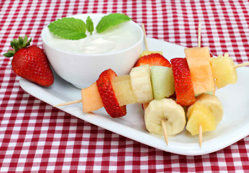 Brochetas con frutas de temporada