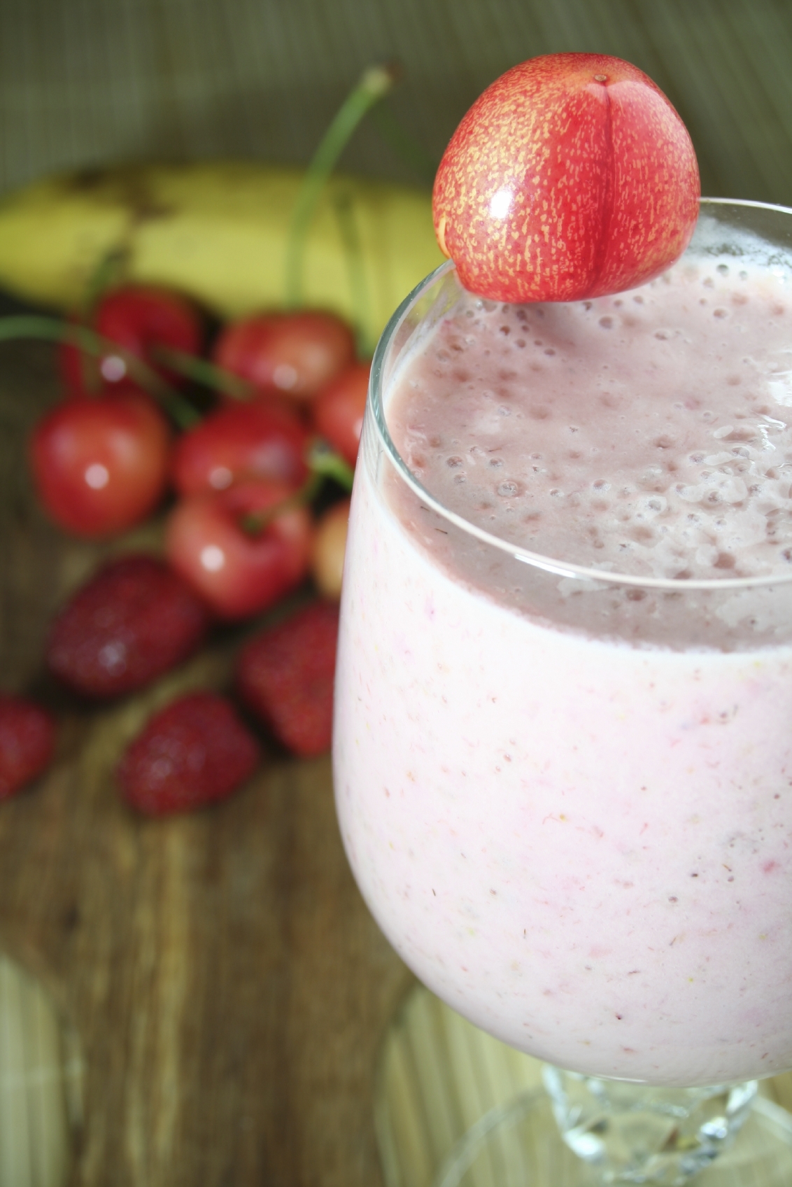 Batido de cerezas con fideos de colores