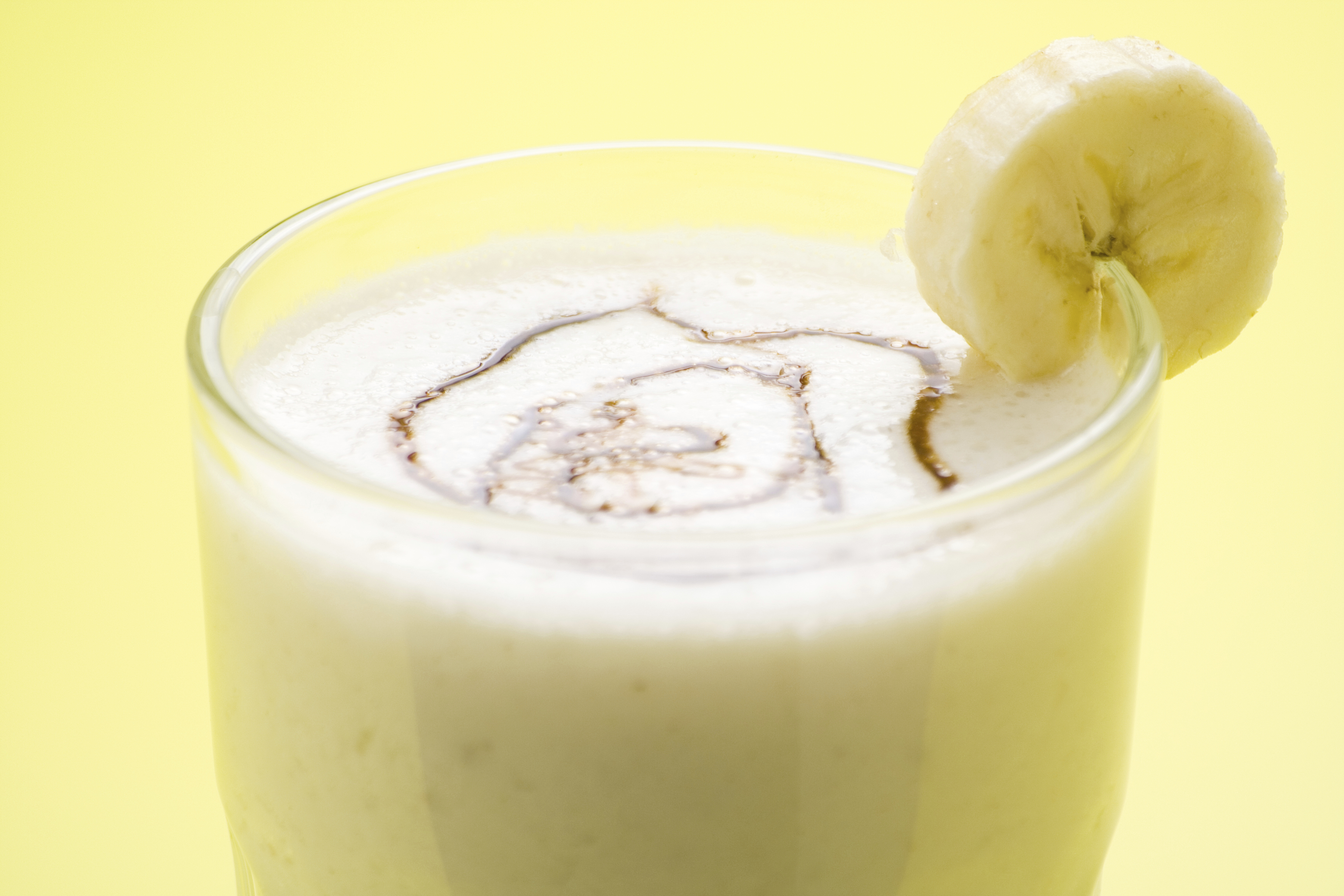 Batido de plátano y yogur con canela y miel