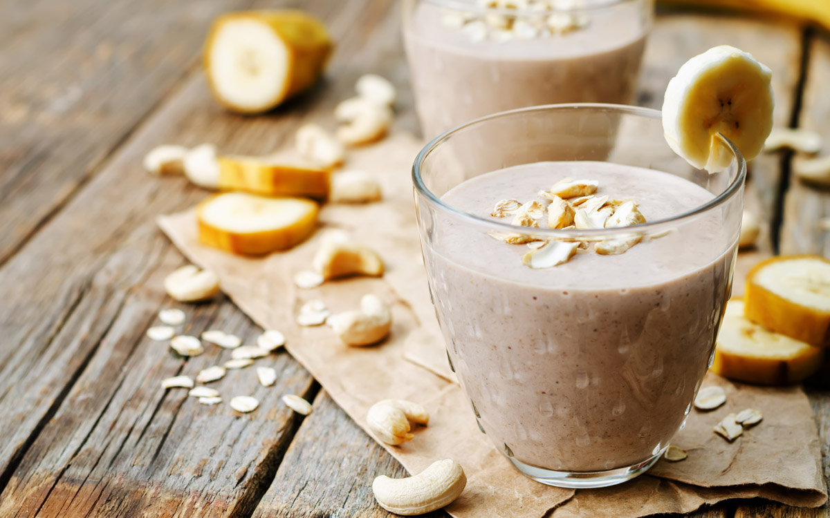 Batido de plátano con avena, cacao y anacardos