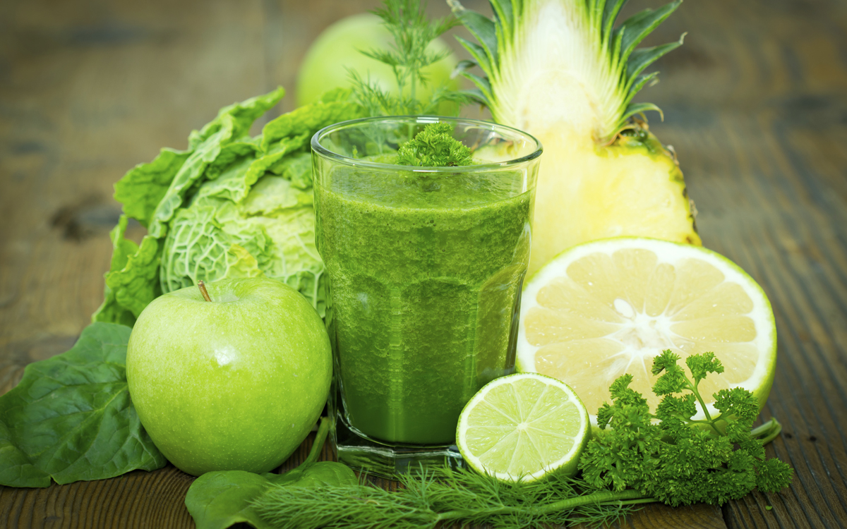 Batido verde con piña y manzana