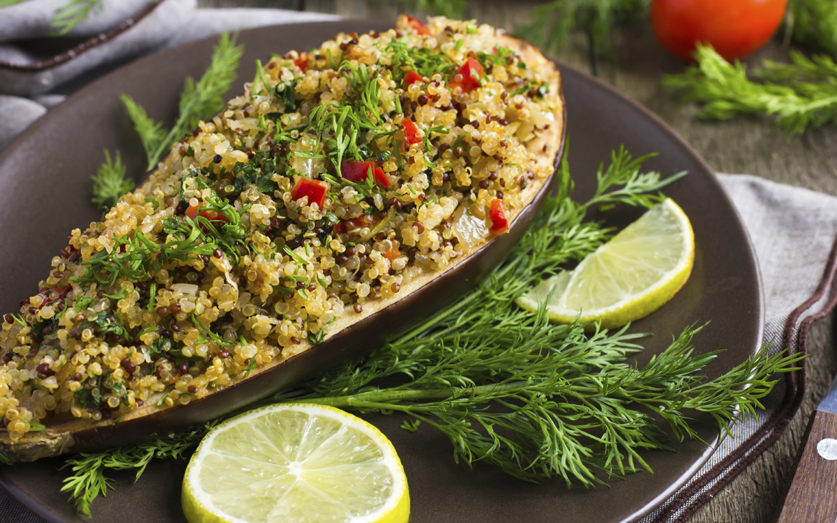 Berenjena rellena con quinoa