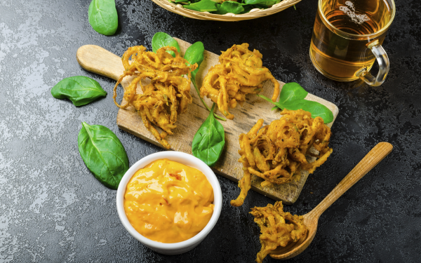 Bhajis de cebolla y crema de queso 