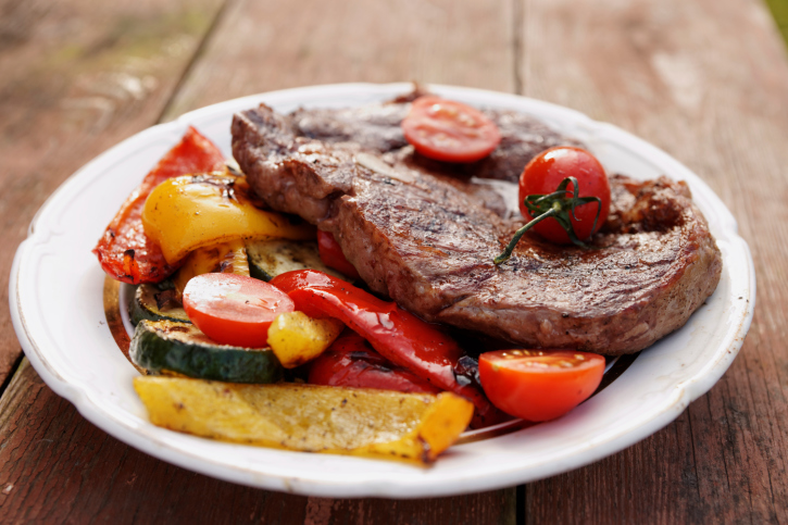 Bife con verduras a la parrilla