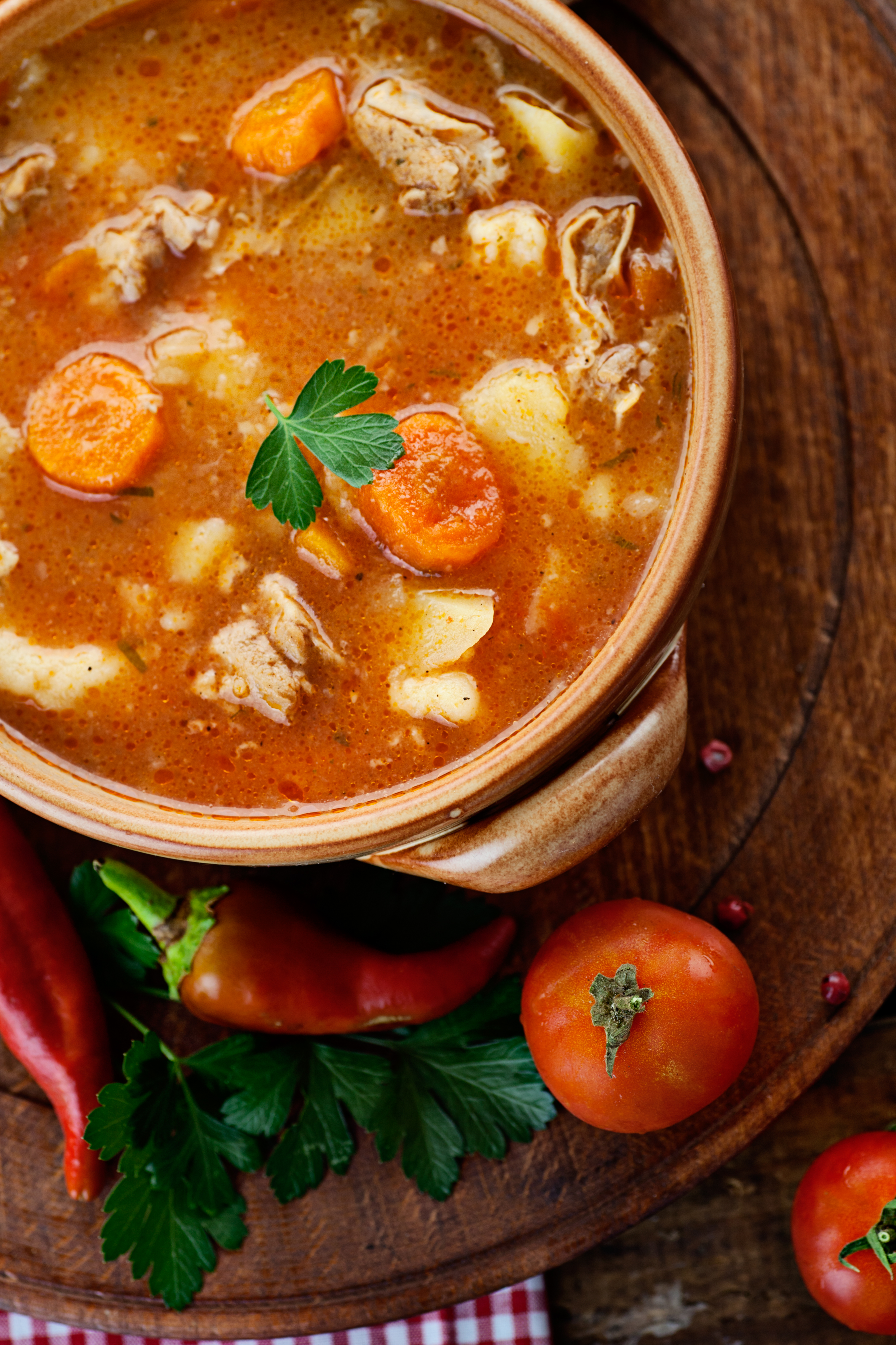 Bifes de lomo de cerdo con papas y batatas a la cacerola