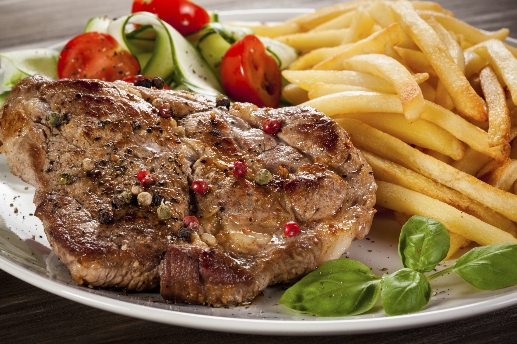 Bistec de lomo de cerdo con verduras y patatas fritas