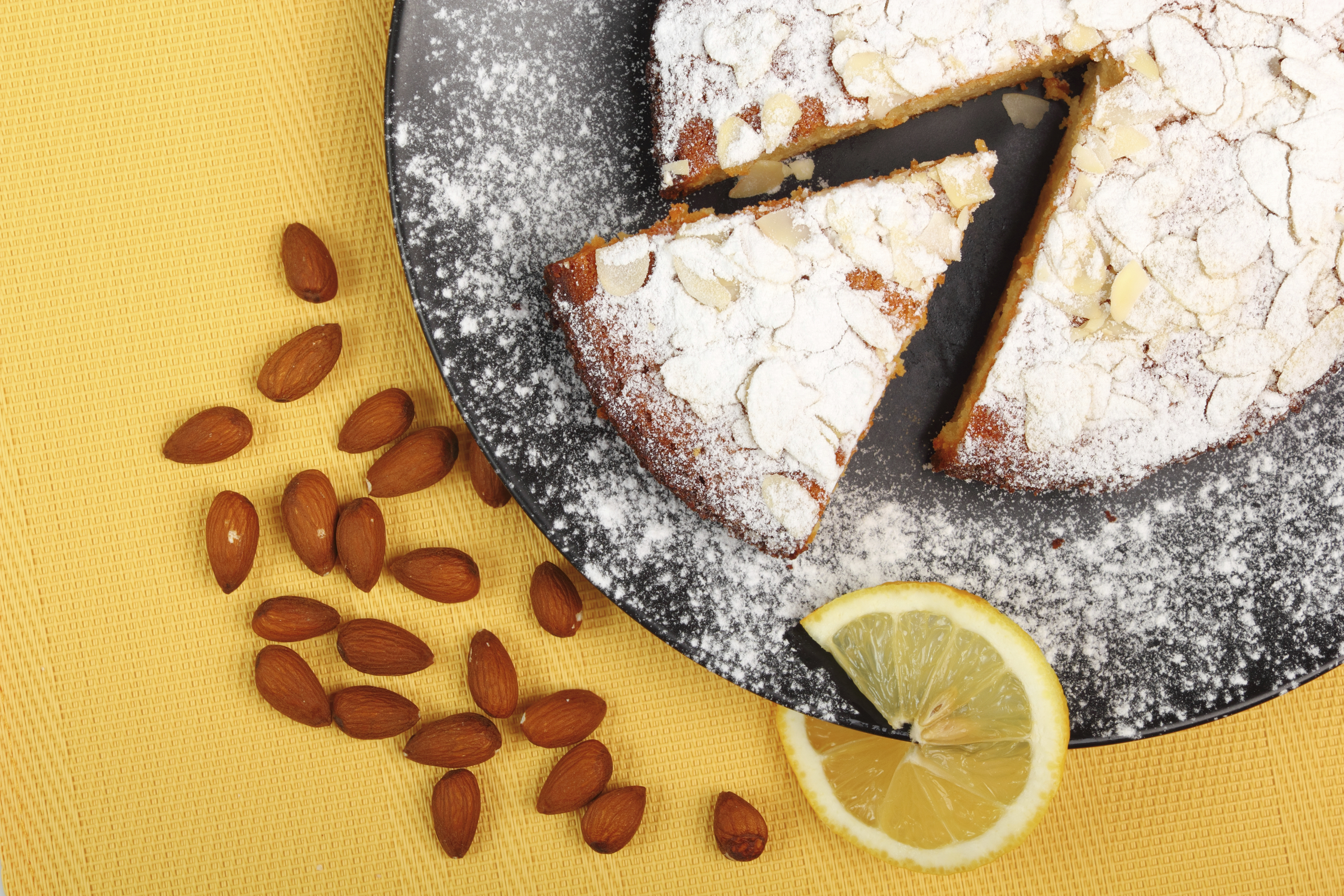 Bizcocho de almendras para la merienda