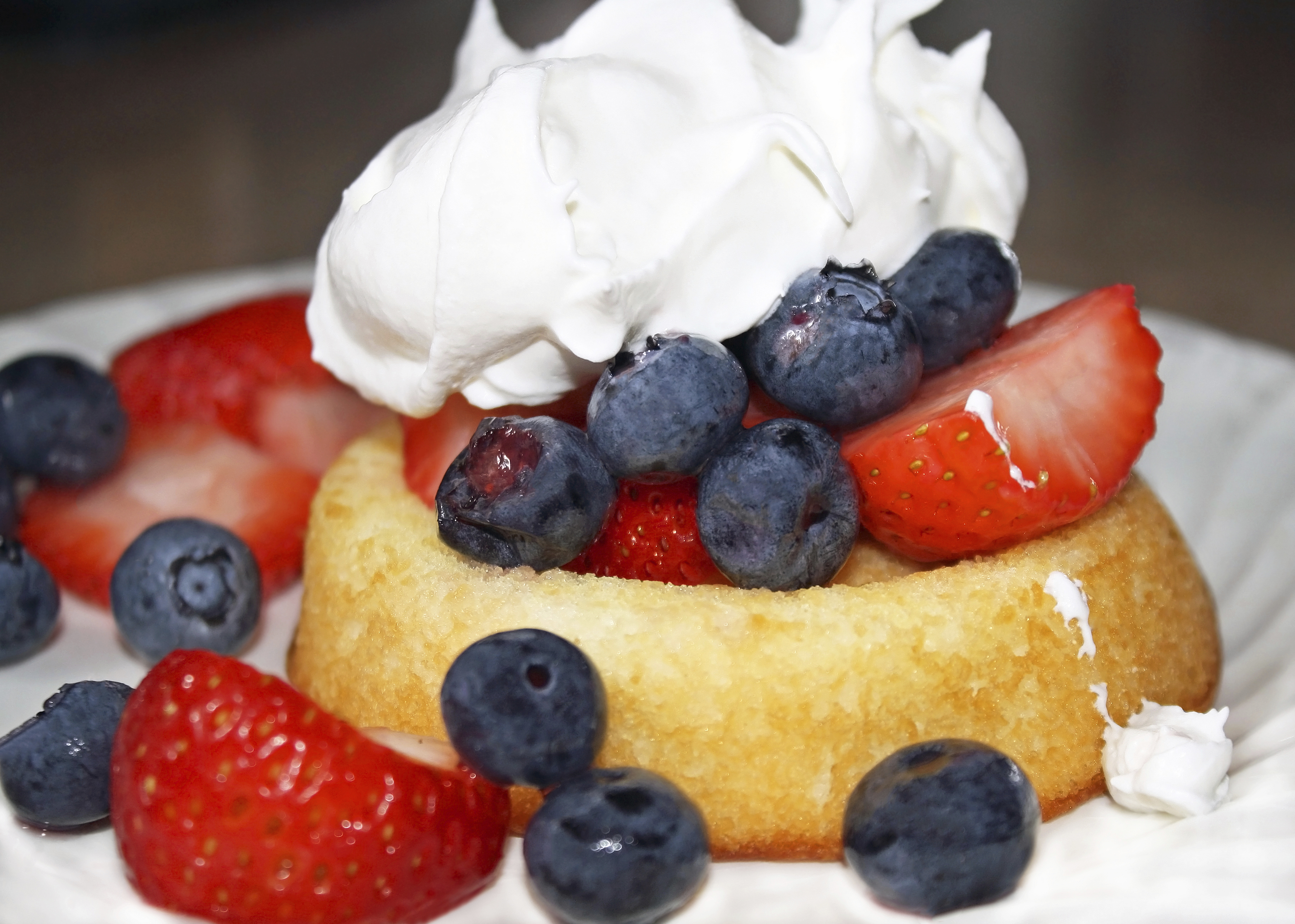 Cómo hacer Bizcocho casero con fresas, arándanos y muy saludable | Recetas  DIA