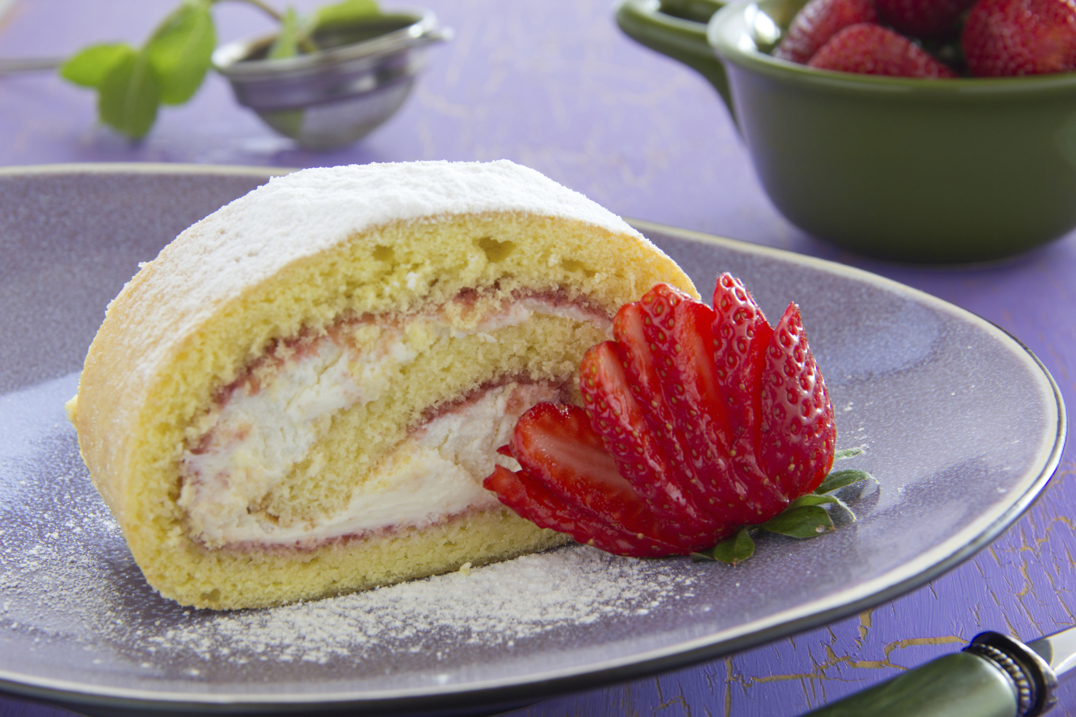 Bizcocho relleno de crema y fresas