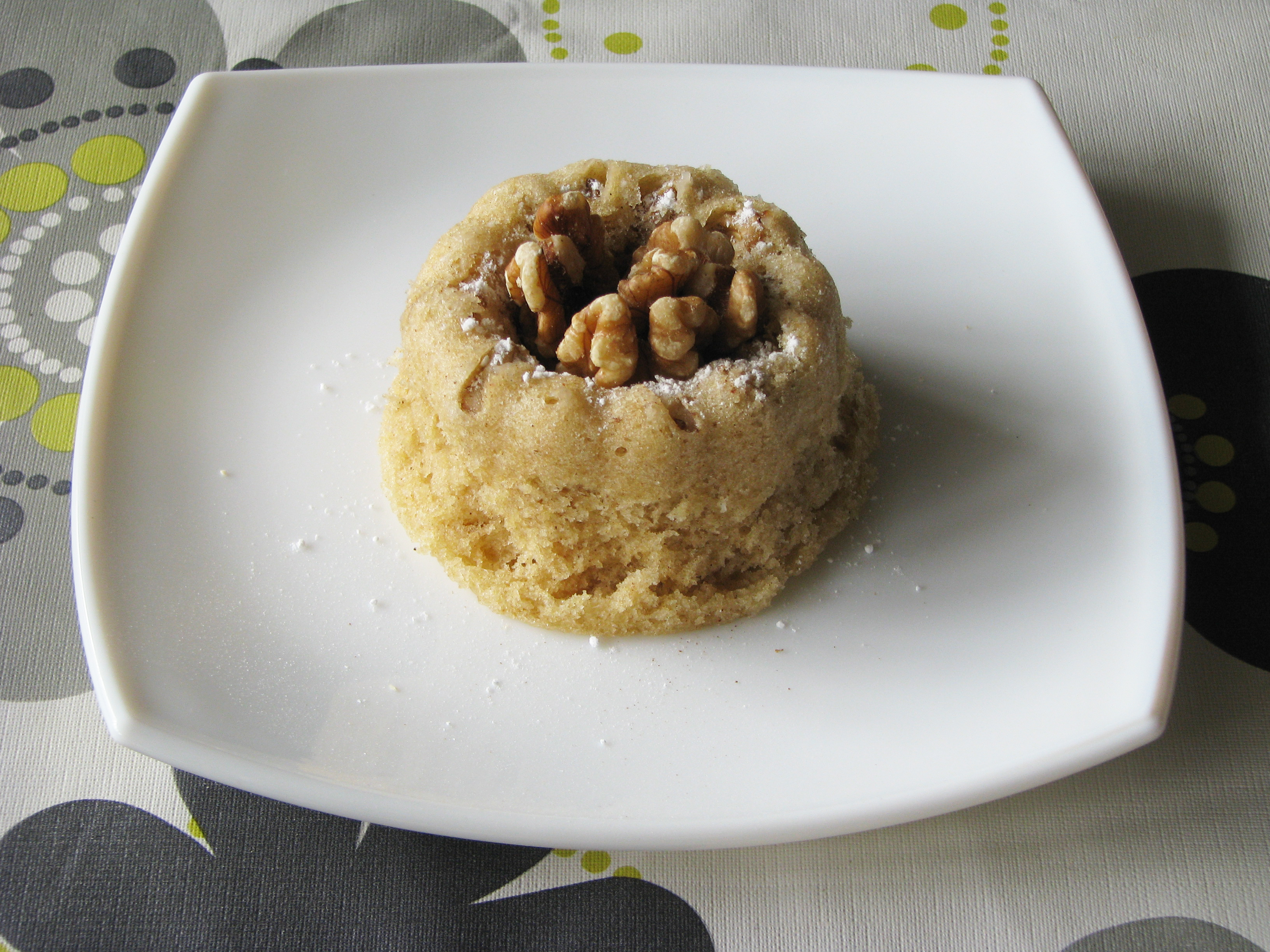 Bizcocho de nueces y canela en microondas