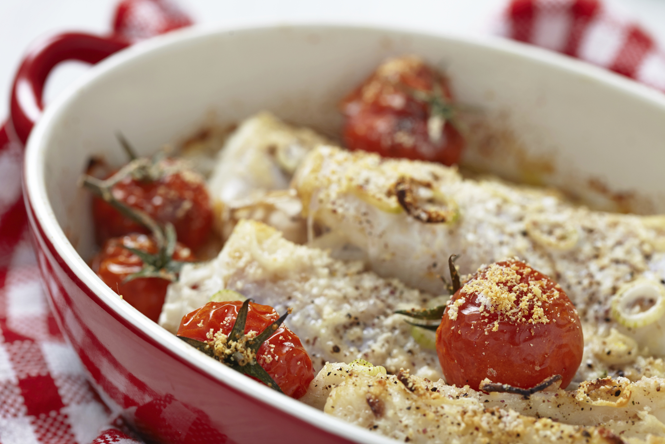 Merluza al horno con tomates