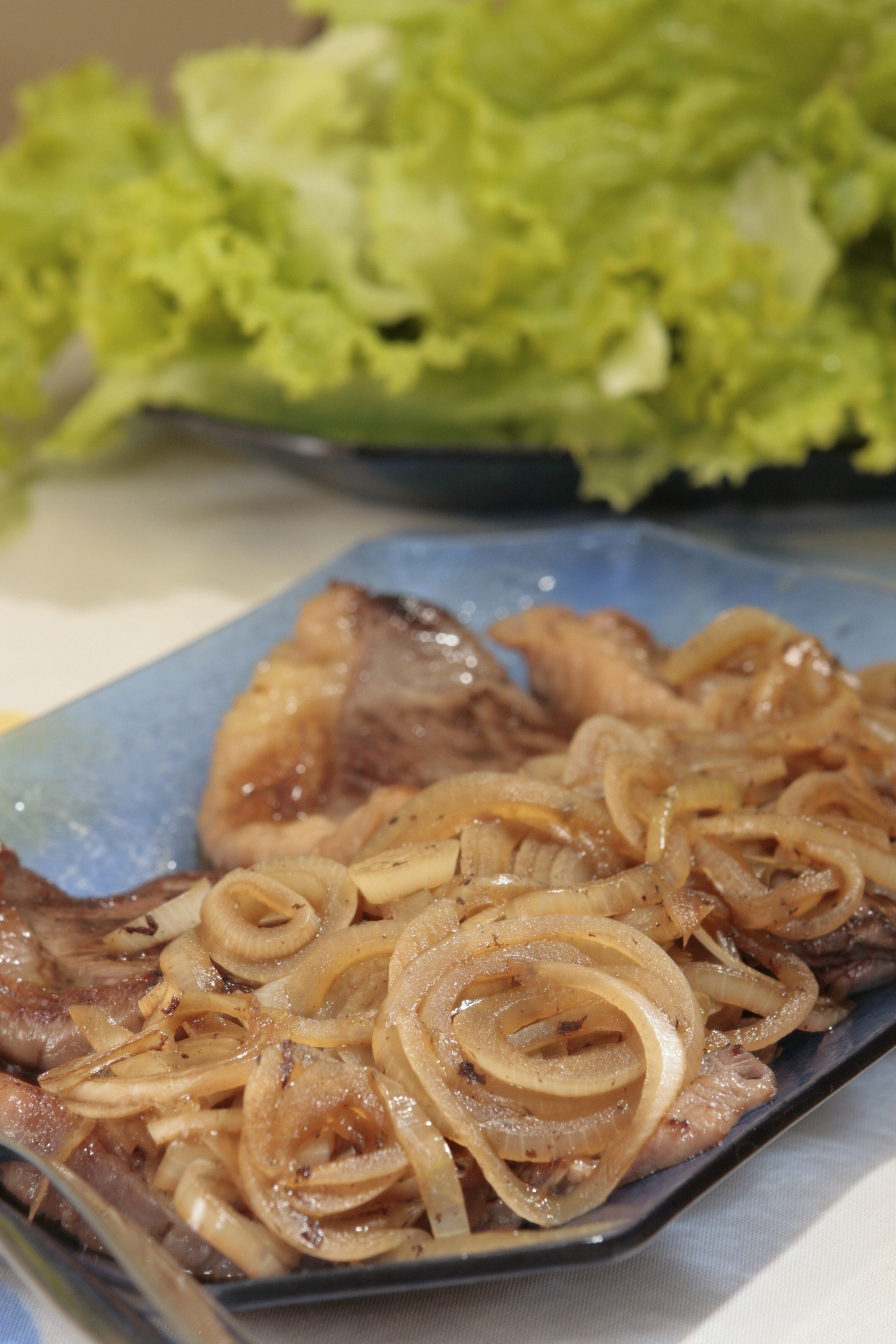 Filetes de ternera con cebolla y manzana