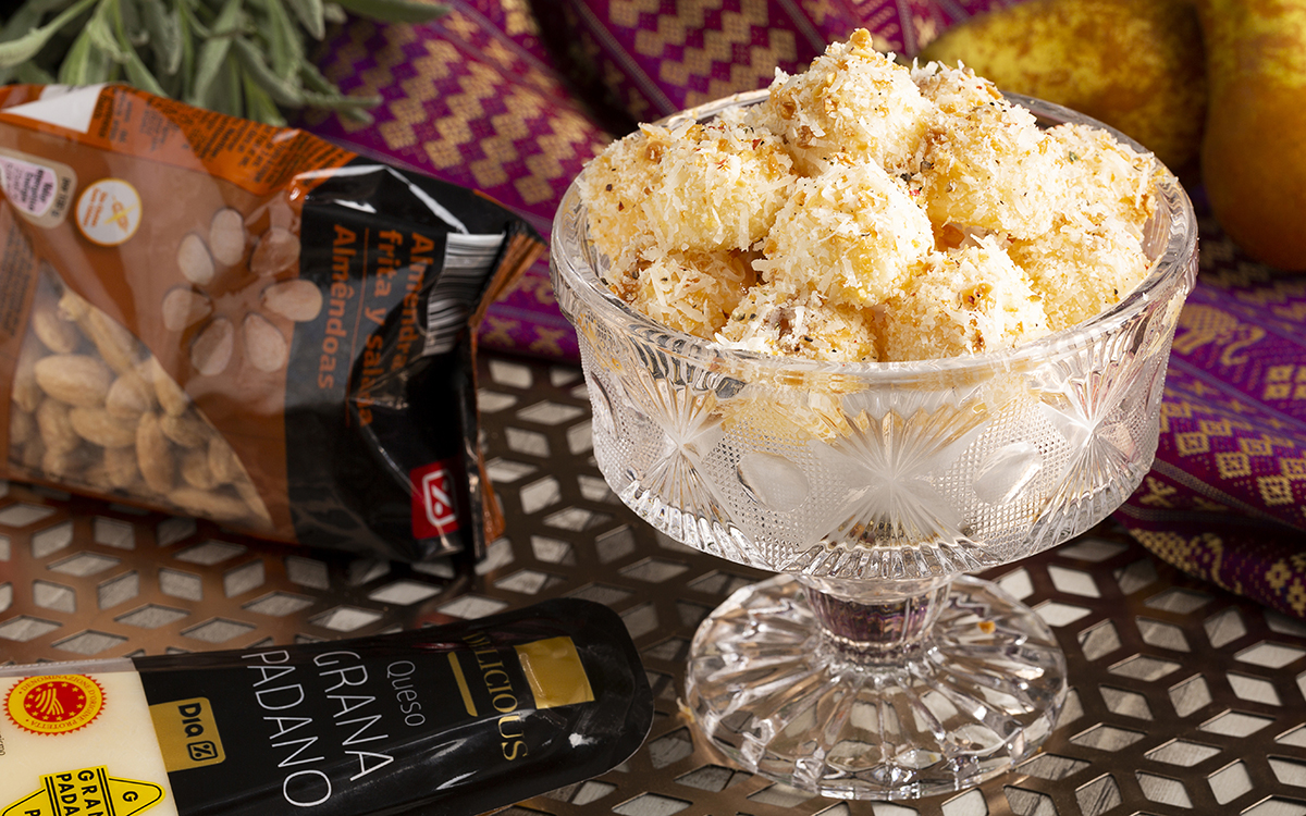 Bolitas de pera, parmesano y almendras