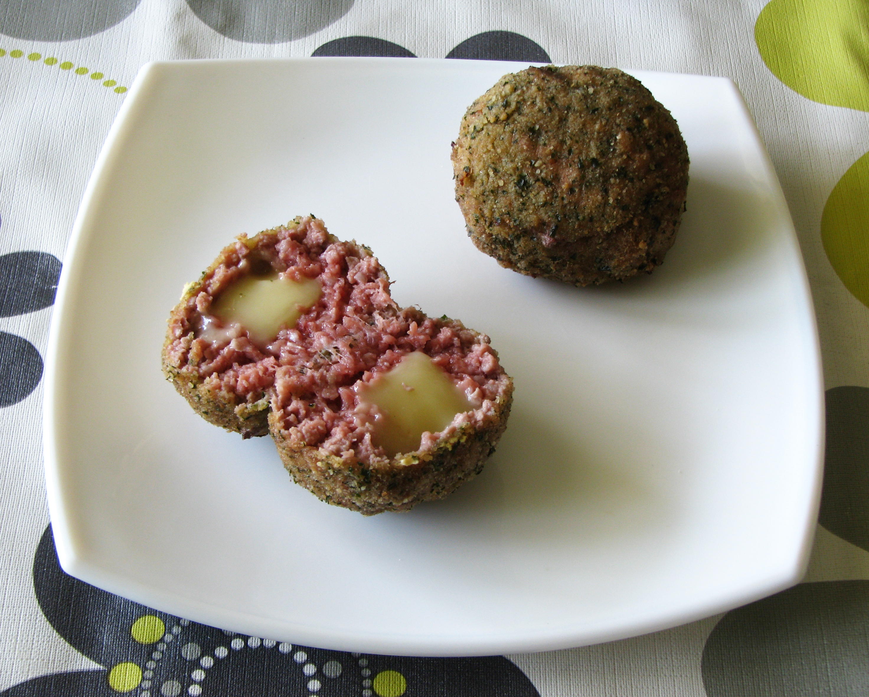 Bombas de carne rellenas de queso