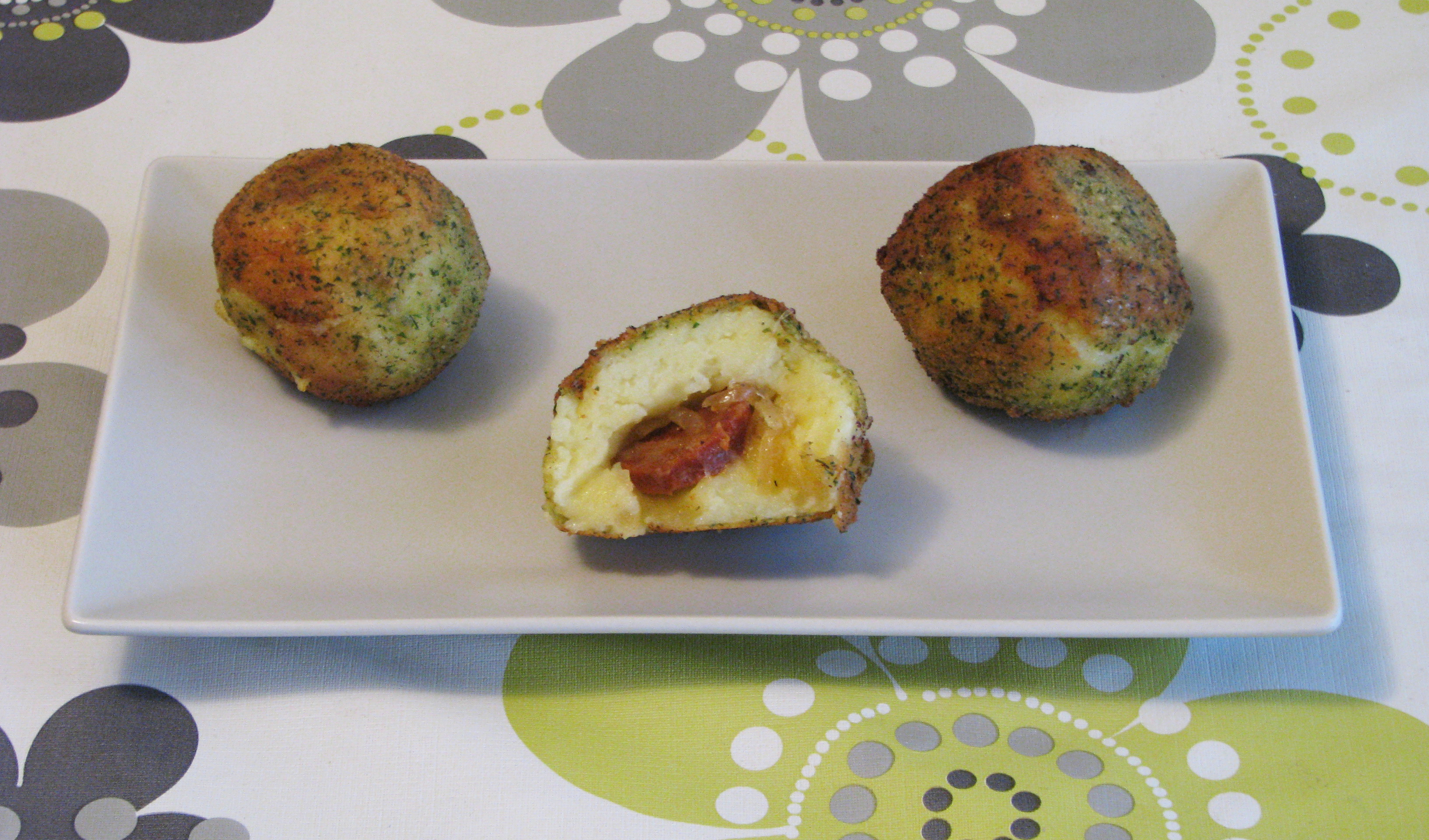 Bombas de patata rellenas de chorizo a la miel