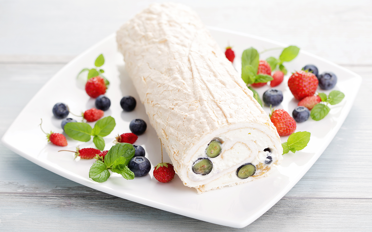 Brazo de gitano de merengue con frutos rojos