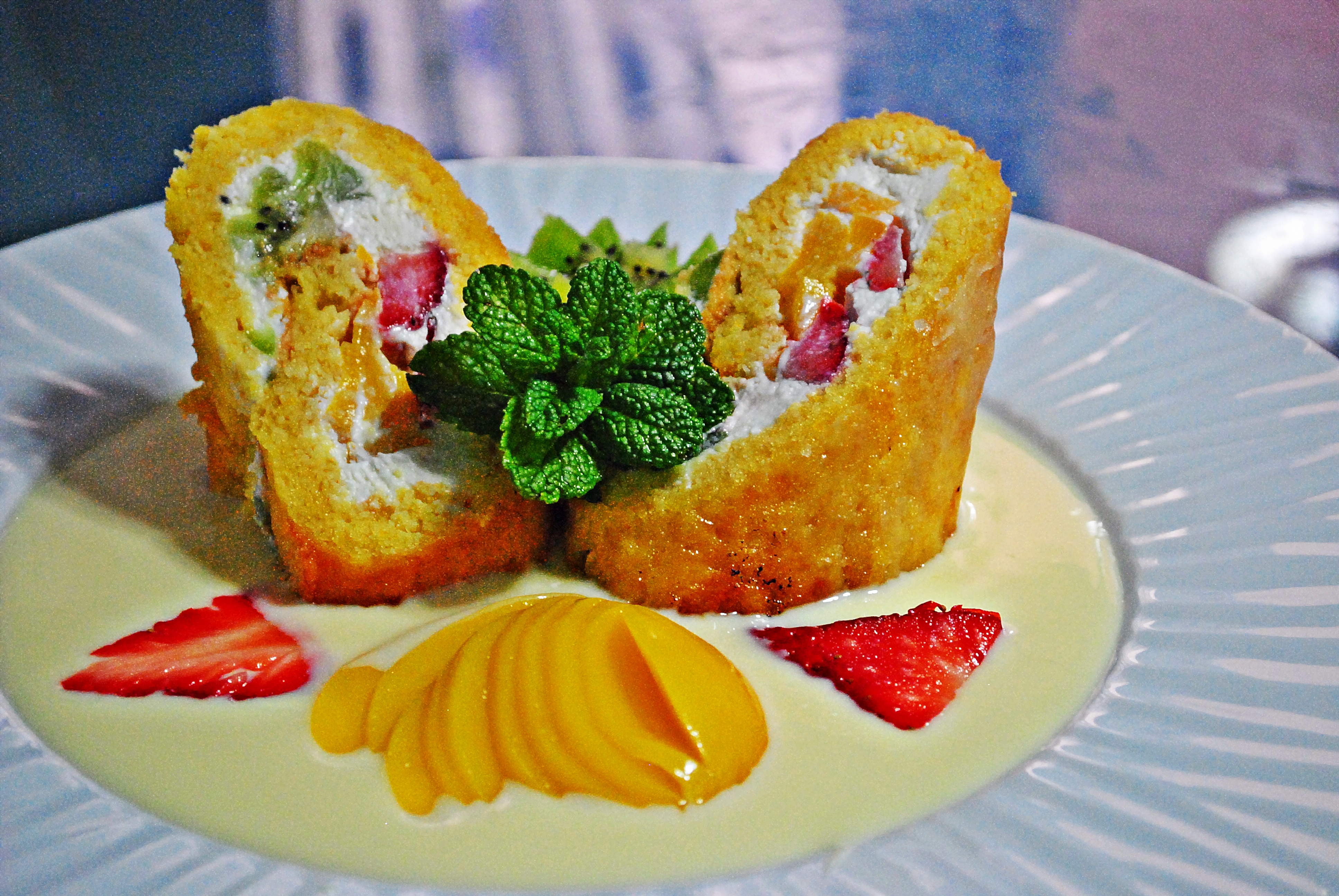 Brazo de Reina relleno de frutas con crema Inglesa al Amaretto