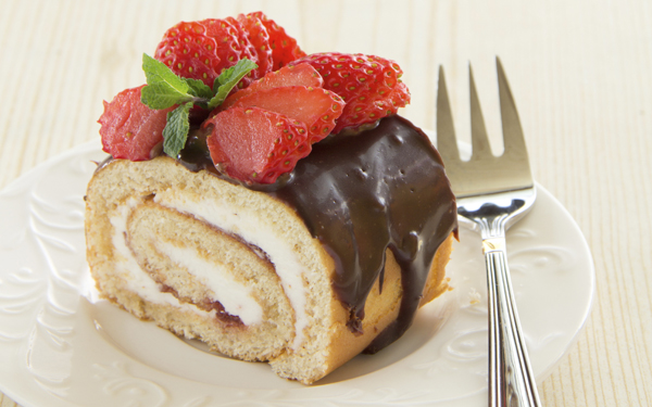 Brazo de gitano con chocolate y fresas