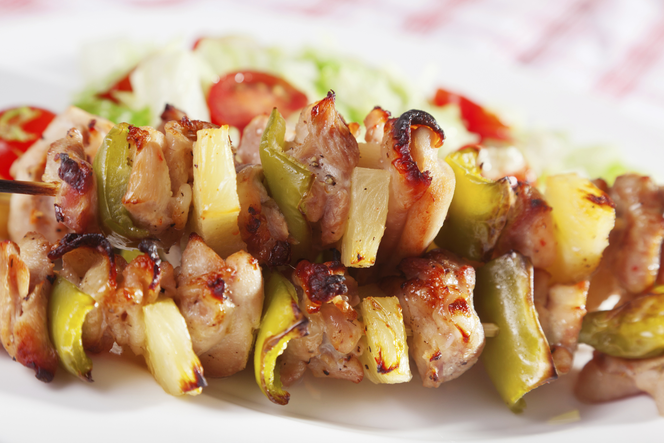 Brocheta de pollo y piña