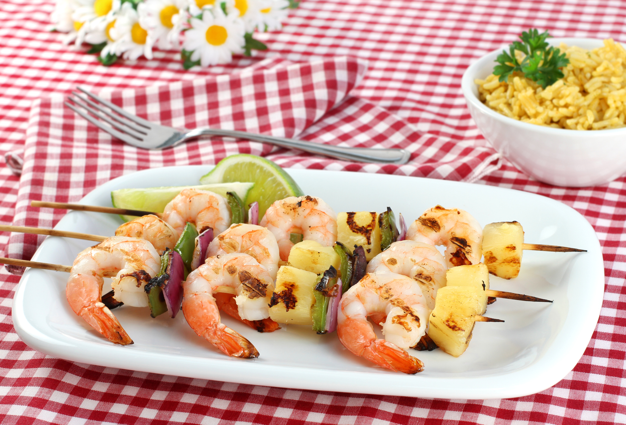 Brochetas de camarones con piña