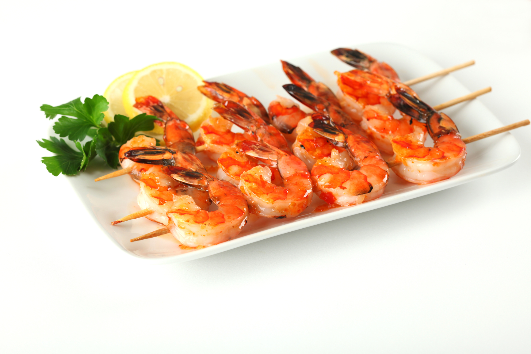 Brochetas de camarones con salsa roja