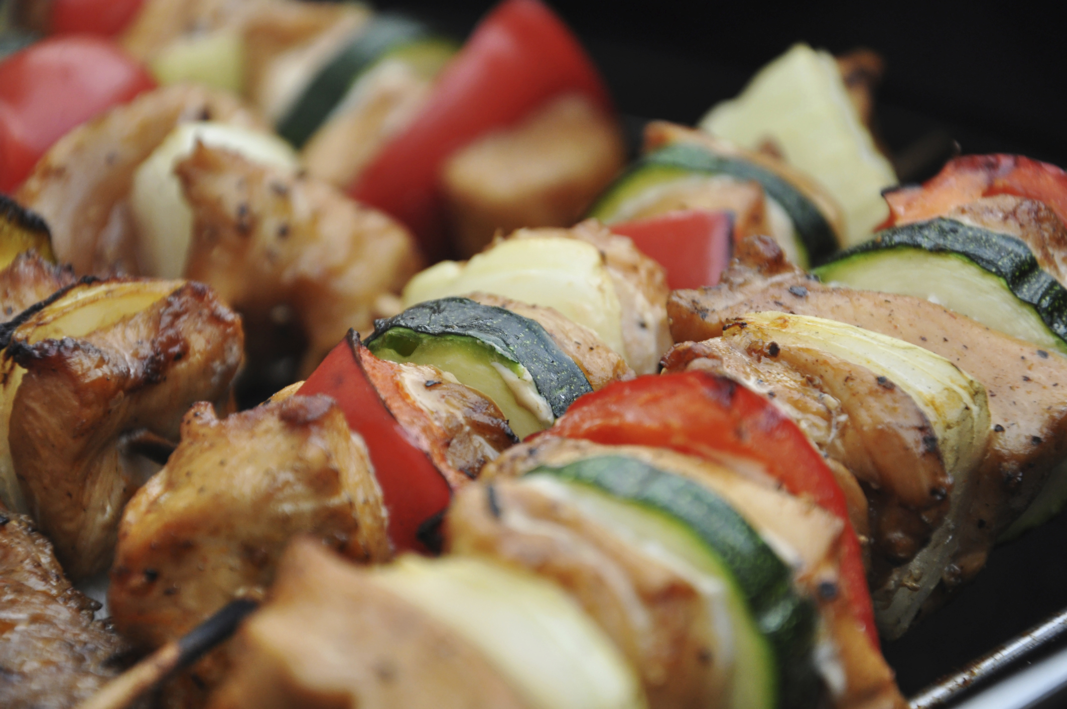 Brochetas de lomito y pollo