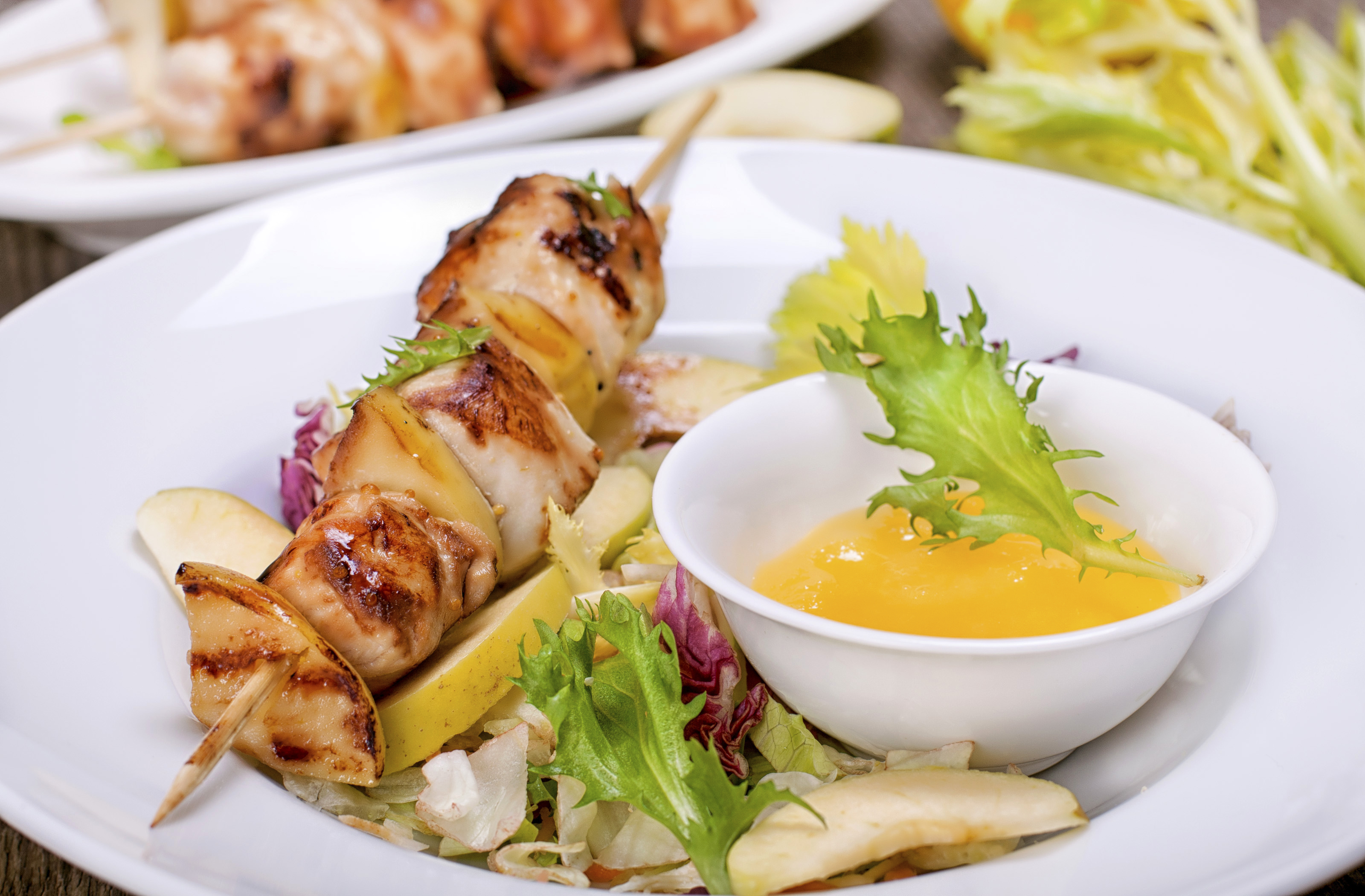 Brochetas de pollo, berenjena y manzana