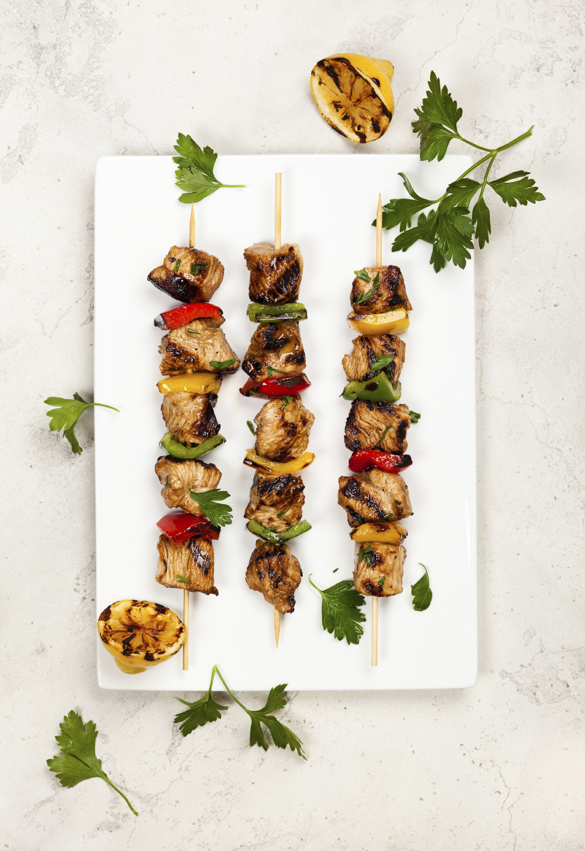 Brochetas de pollo marinado