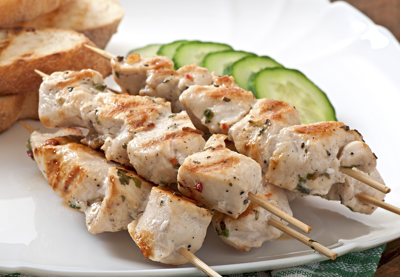 Brochetas de pollo marinadas