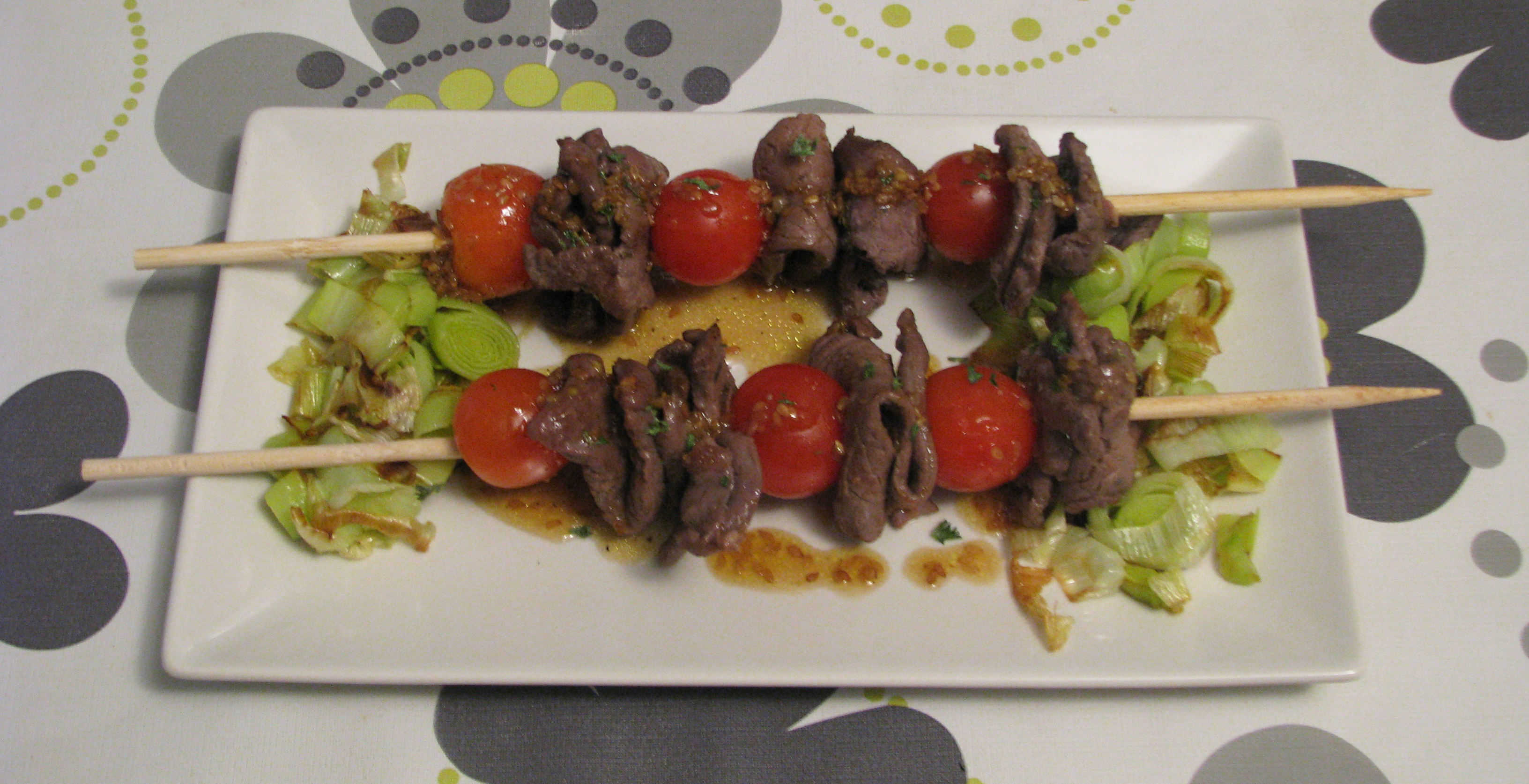 Brochetas de ciervo con salsa de cerveza y miel