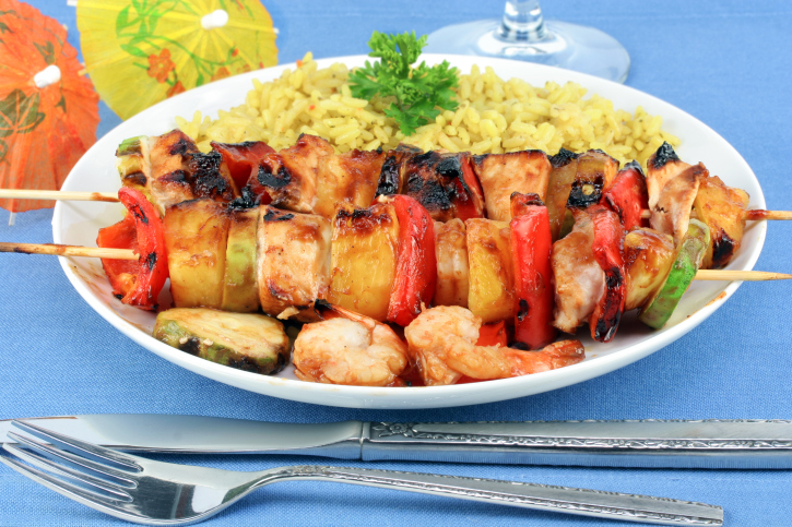 Brochettes tropicales con timbal de arroz