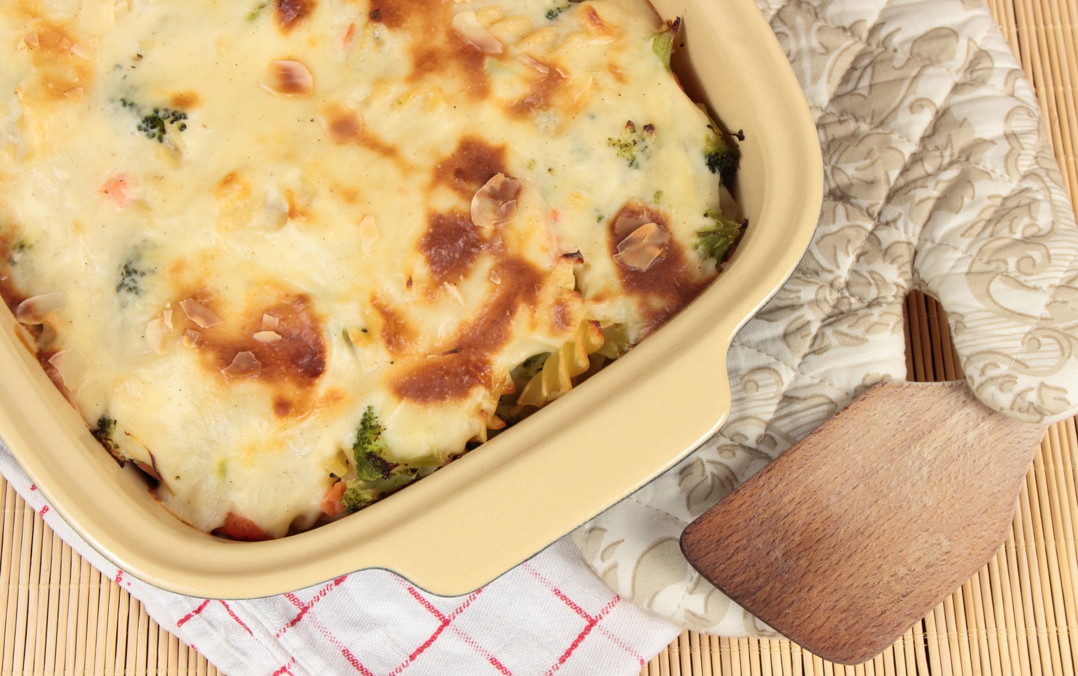 Brócoli gratinada con bechamel al queso y mayonesa