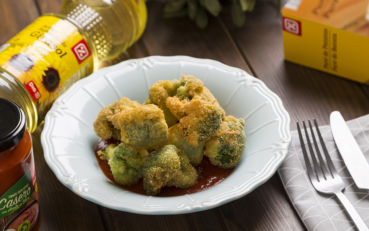 Arbolitos de brócoli rebozados con salsa de tomate