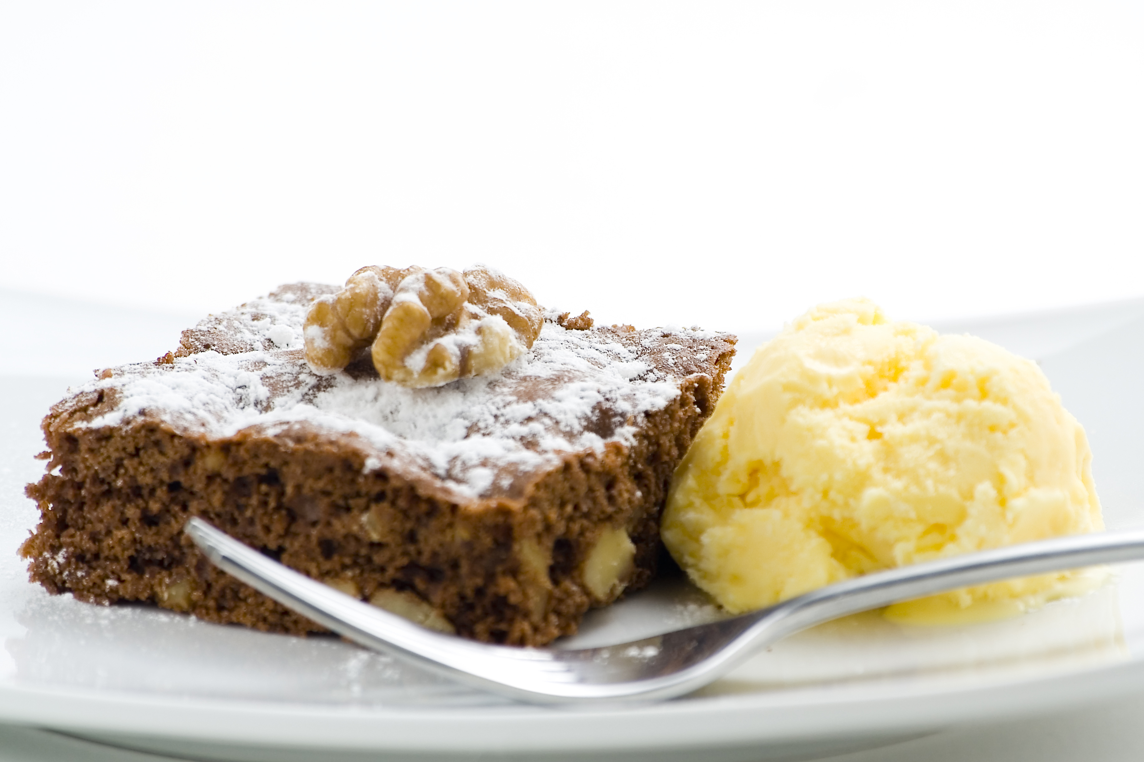 Brownie con helado y nueces