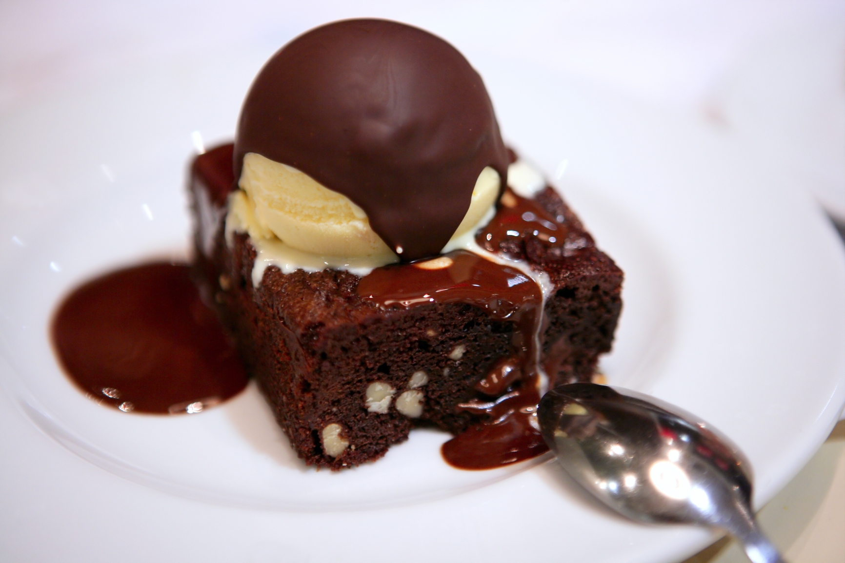 Brownie con helado de vainilla