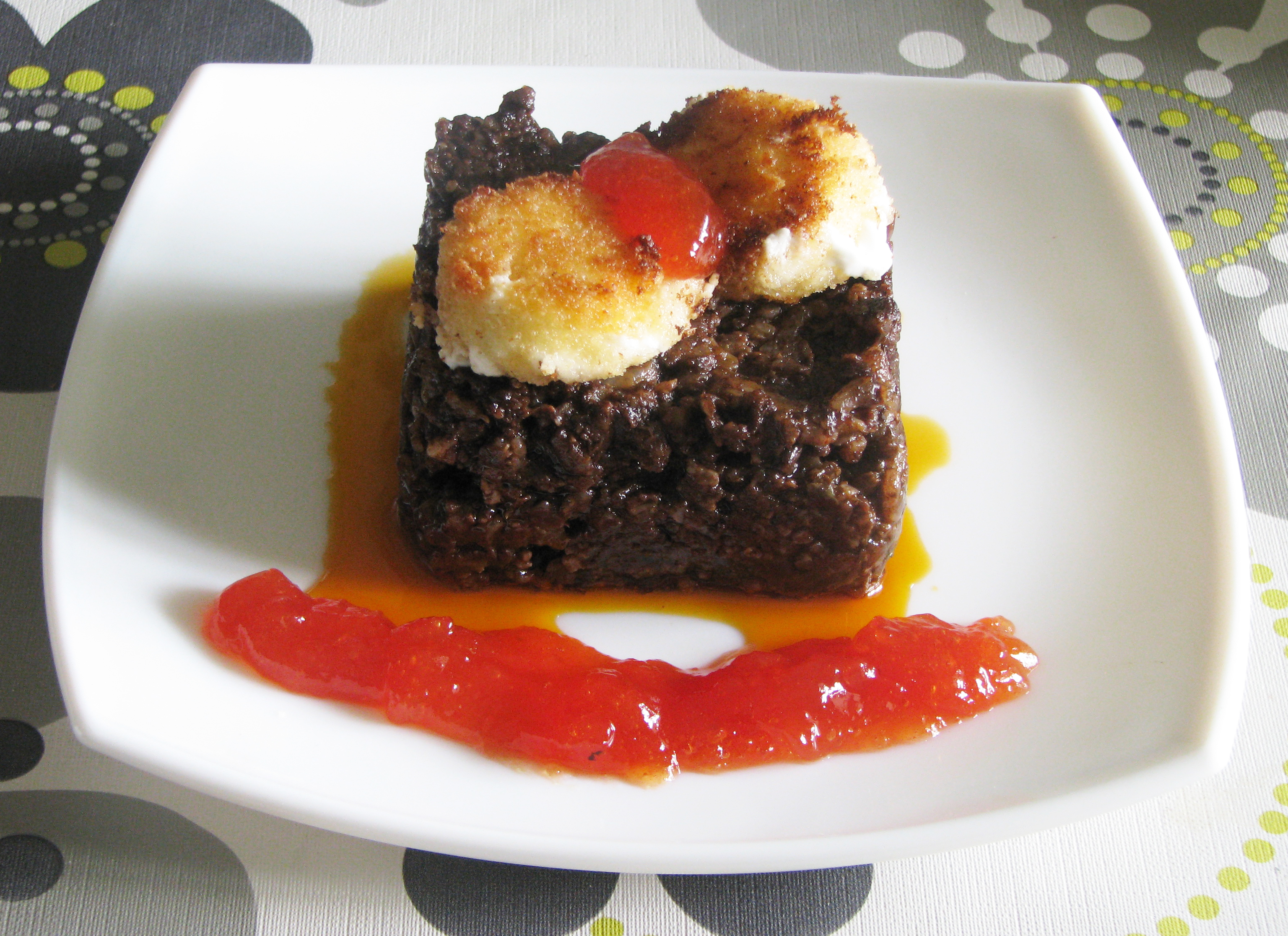 Brownie de morcilla con queso de cabra y mermelada de tomate y albahaca