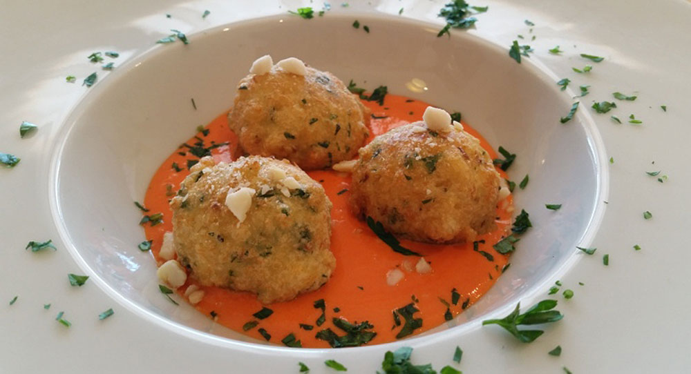 Buñuelos de bacalao con cremoso de piquillos