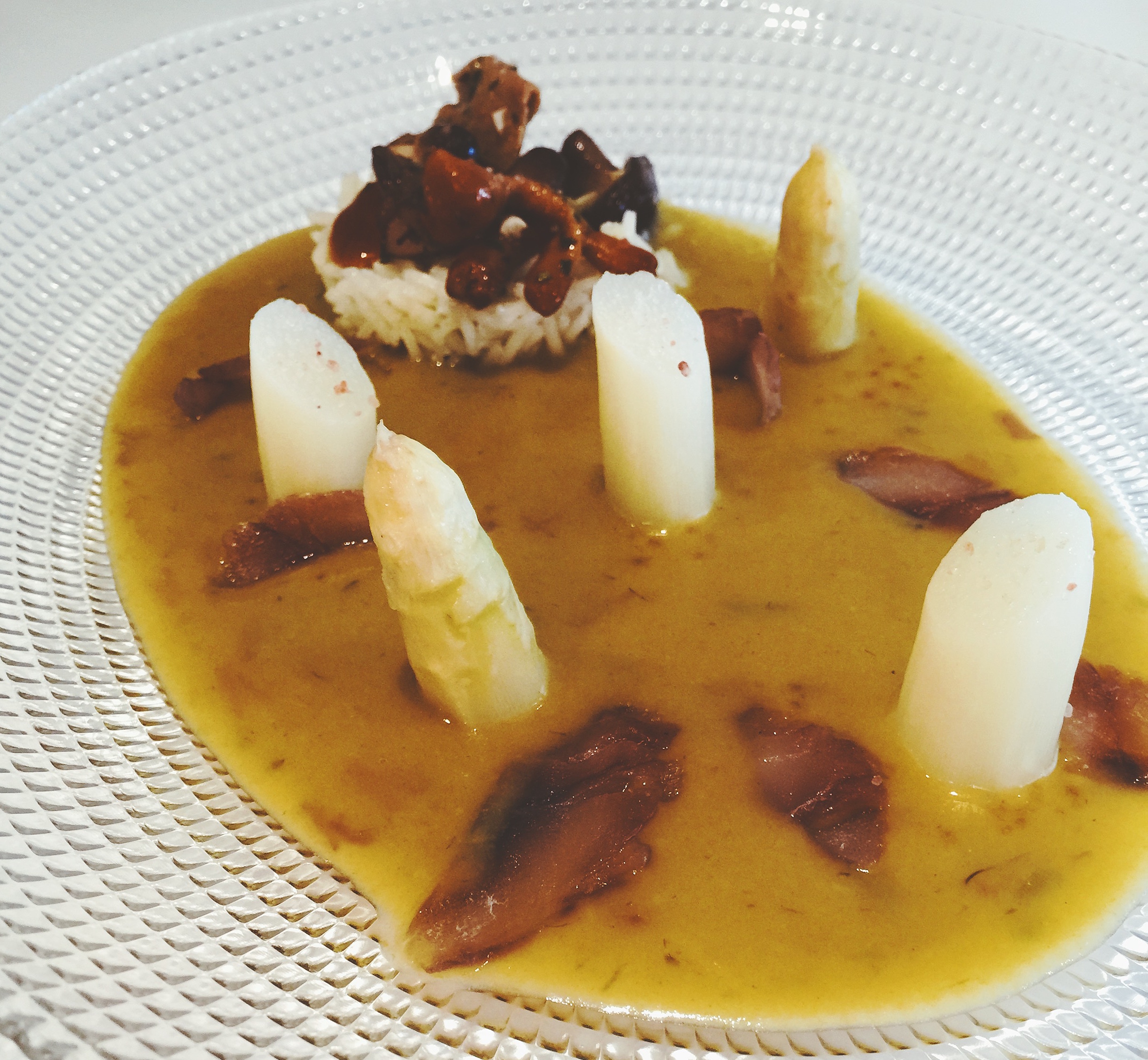 Caballa Marinada en Mar de Verduras con Arrecife de Basmati y Setas