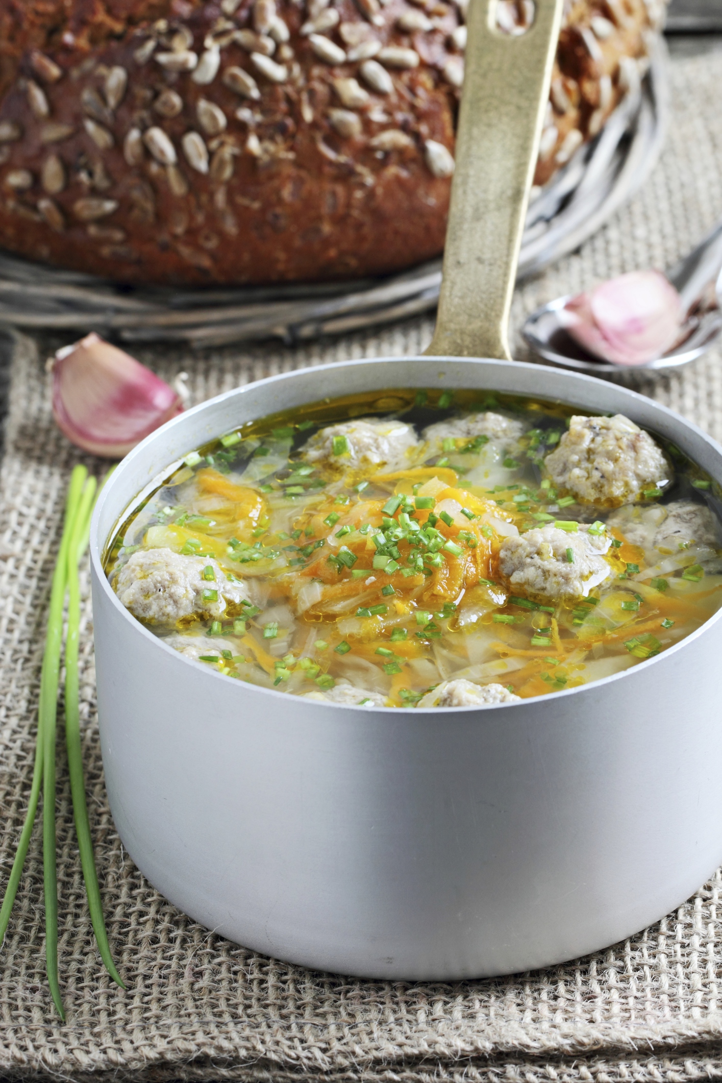 Caldo con pelotas de carne