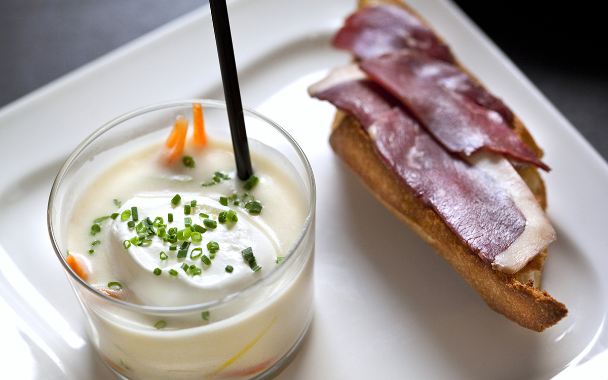 Canapé de jamón de pato con crema mousse de coliflor