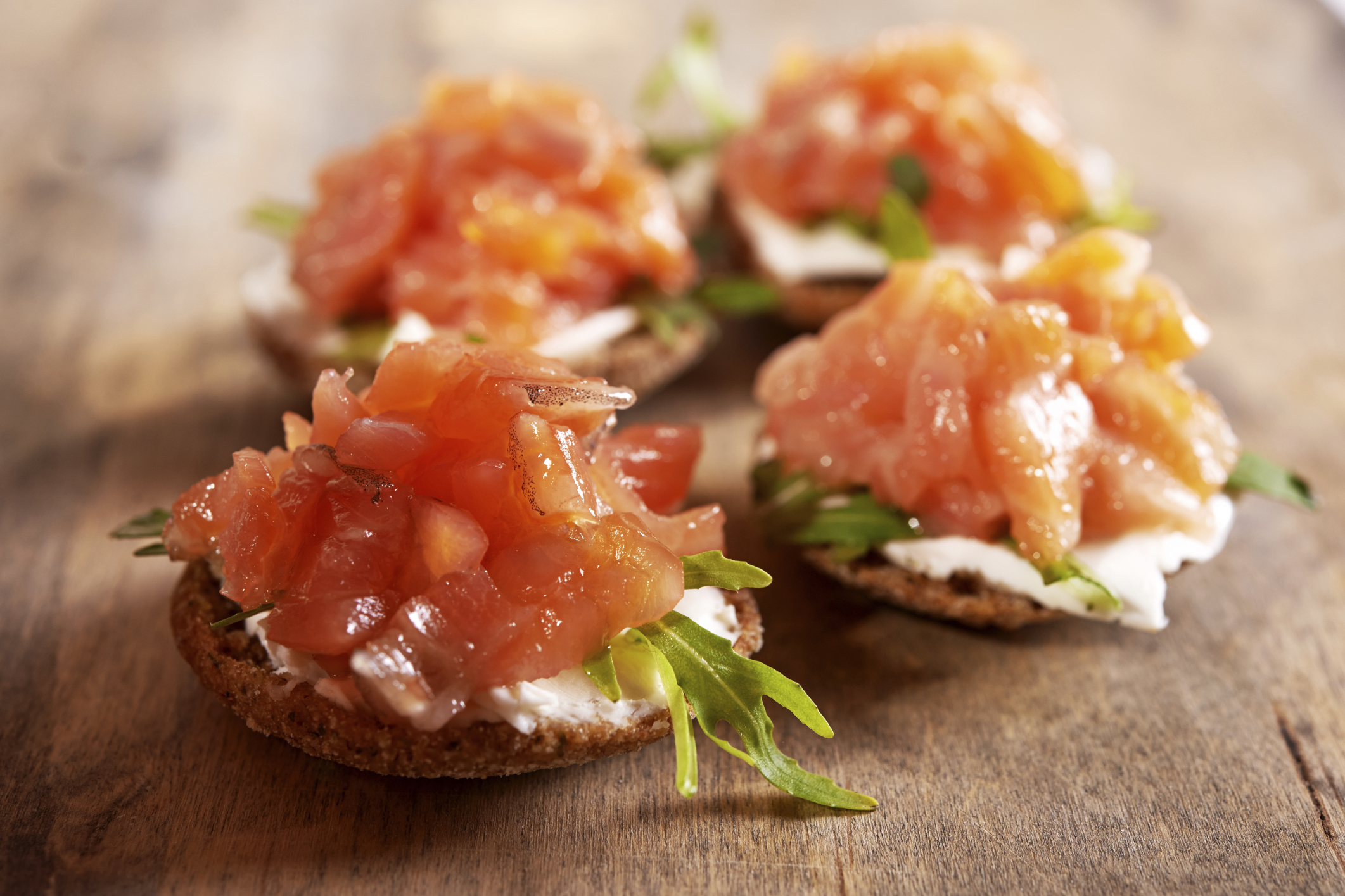 Canapé navideño de queso crema y salmón ahumado