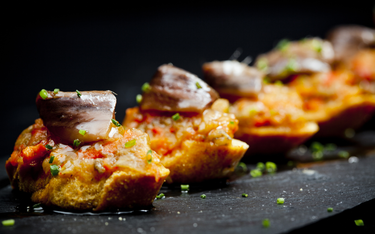 Canapé de anchoas del Cantábrico sobre verduritas asadas