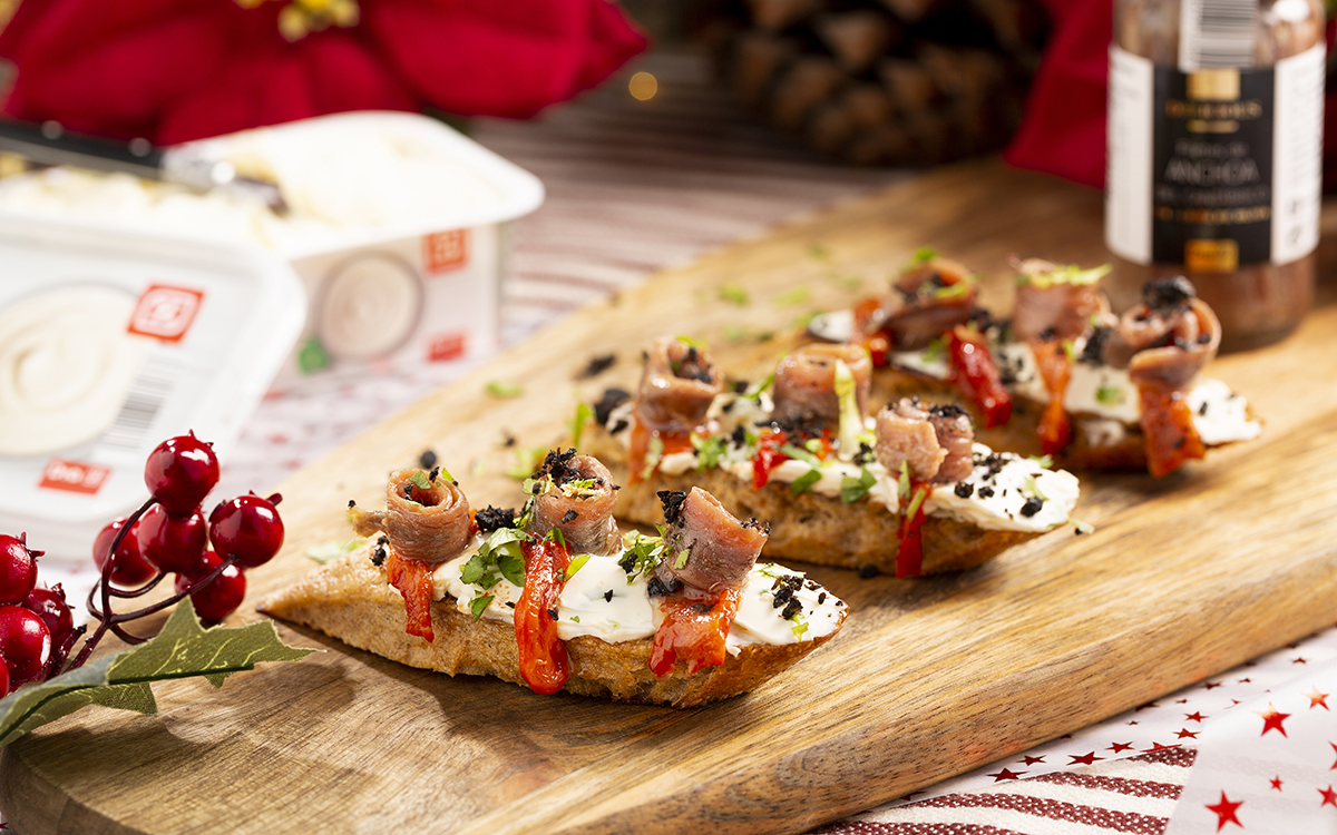 Canapé de queso con piquillos, anchoas y polvo de aceitunas