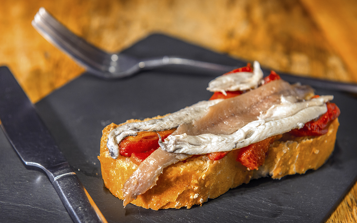 Canapé matrimonio de anchoa y boquerón