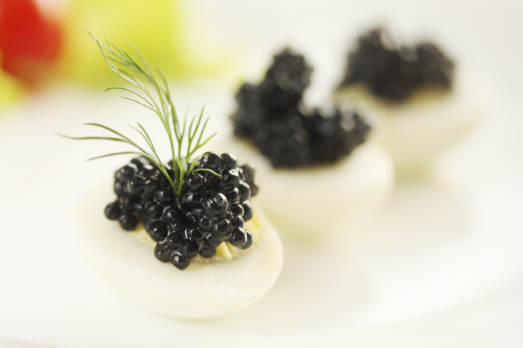 Canapés de huevo de codorniz y caviar