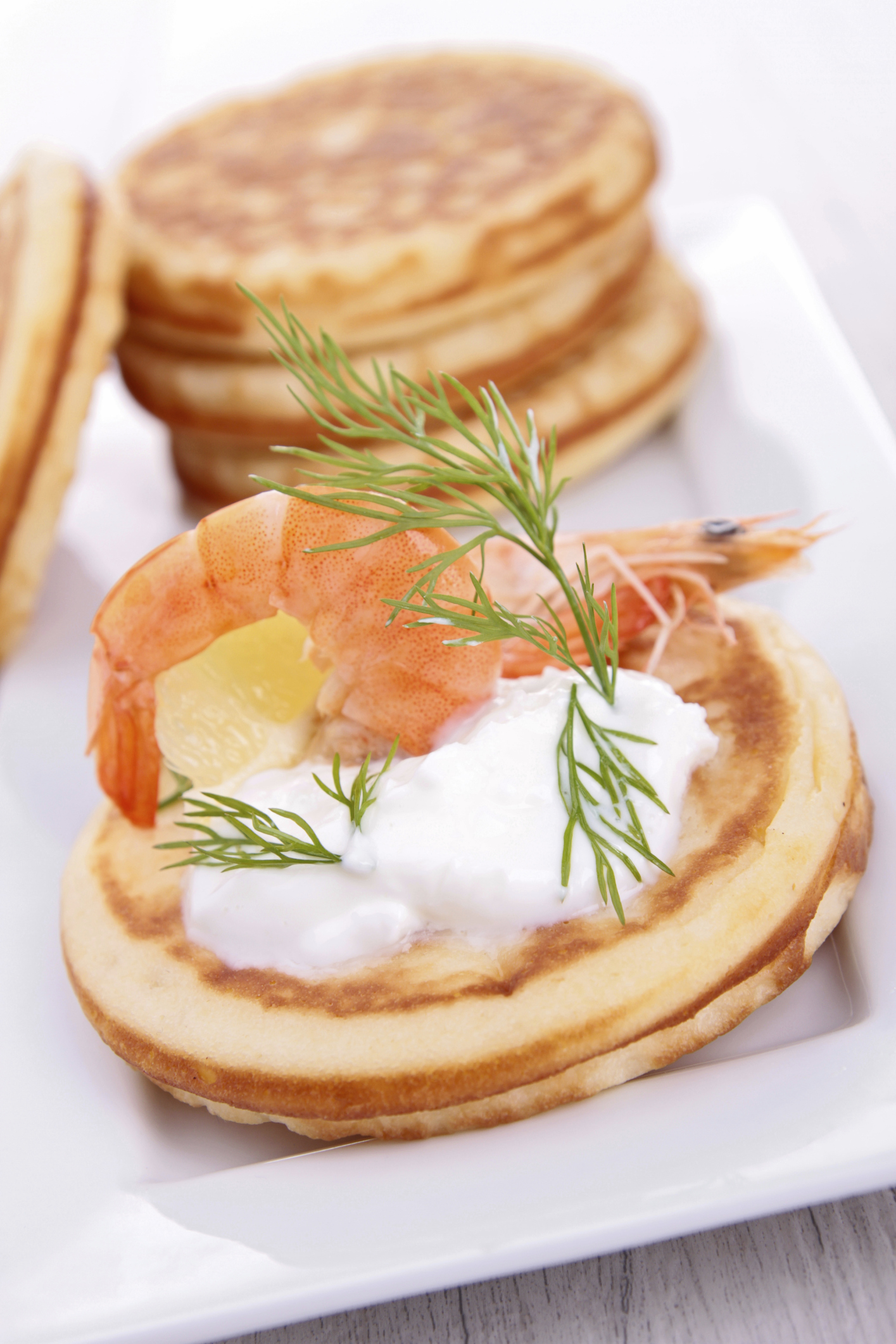 Canapés de blinis de fruta y langostinos