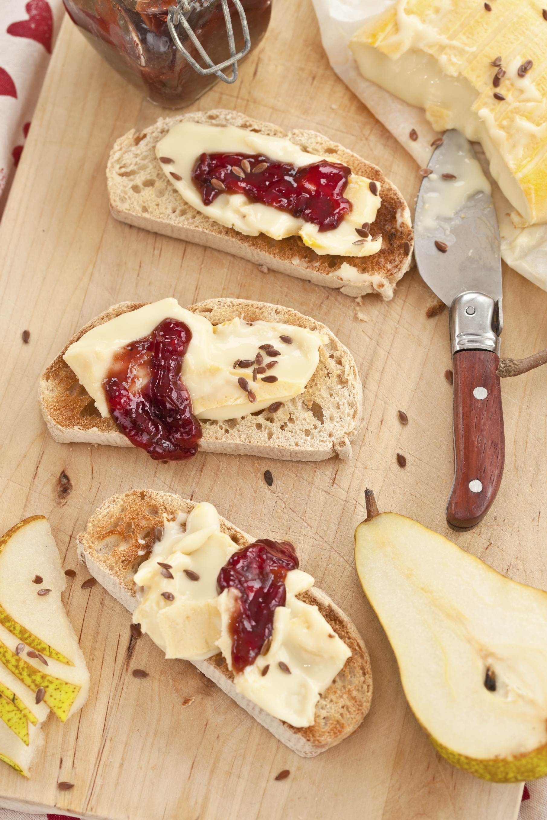 Canapés de queso y pera con mermelada