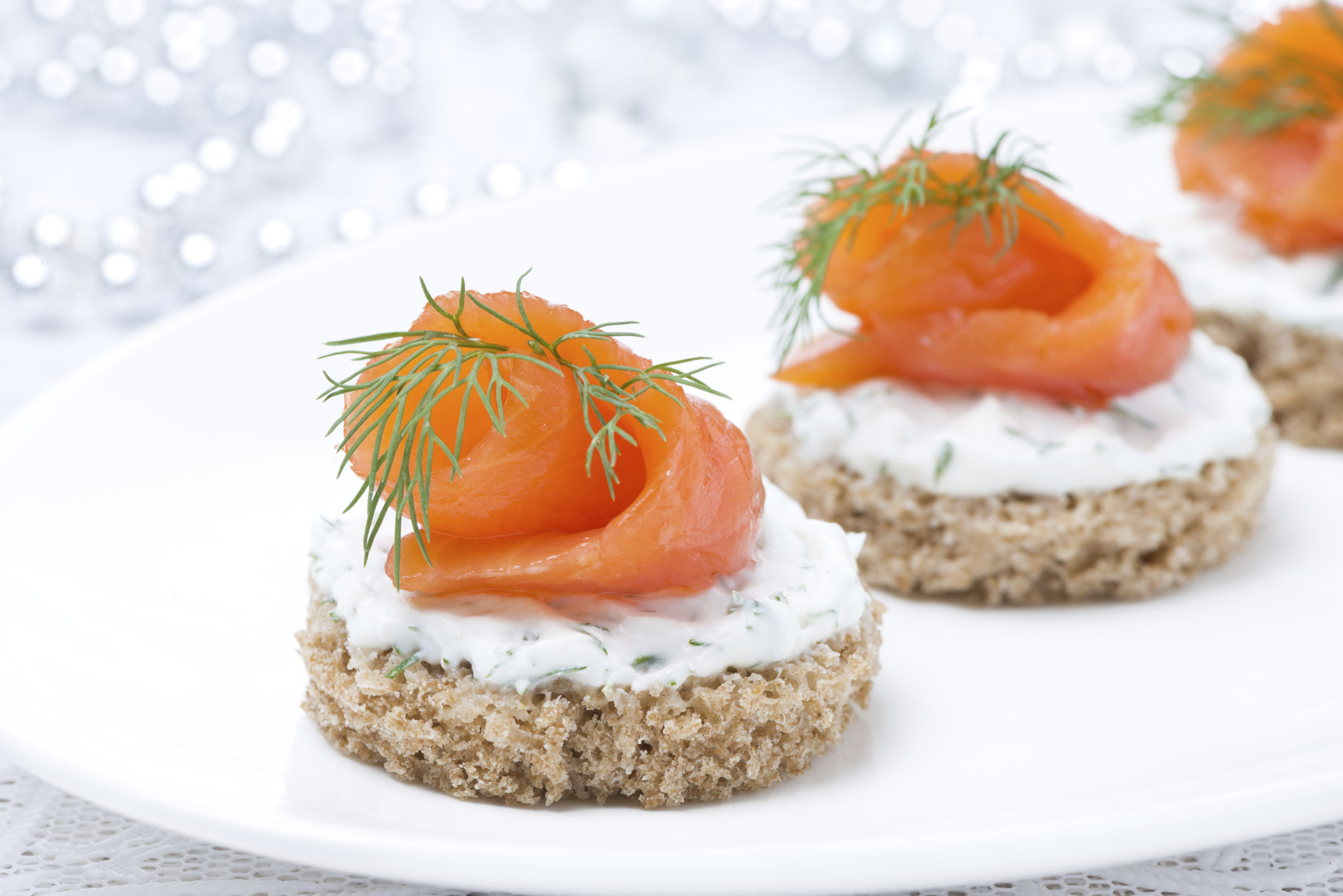 Canapés con salmón ahumado y feta