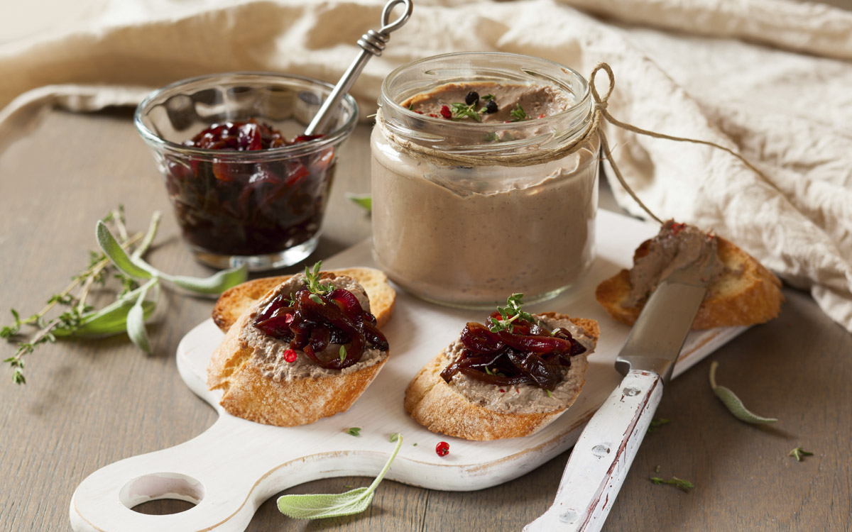 Canapés de foie y cebolla caramelizada